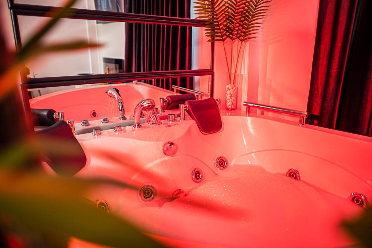 Apartment De Lux Craiova Jacuzzi Pat Rotund Semineu Zona Ford Buitenkant foto